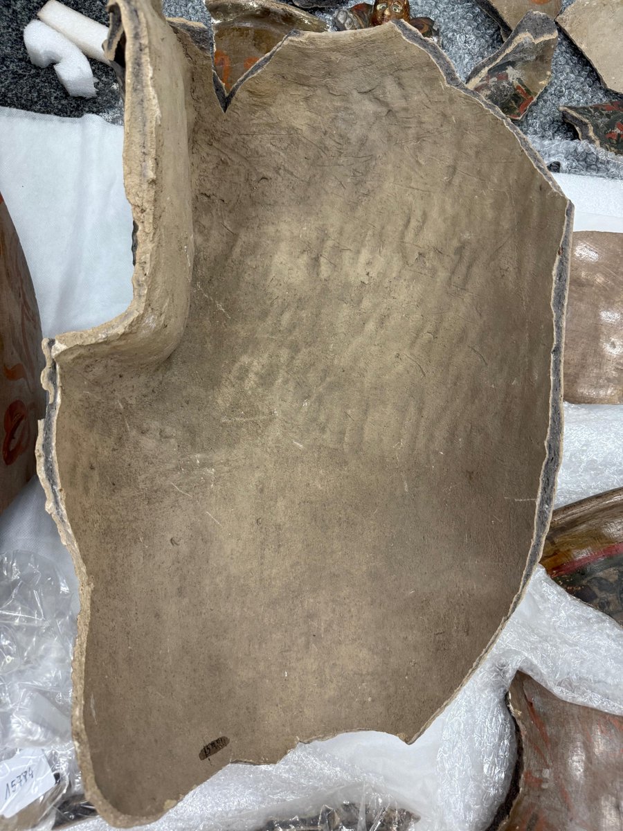 ipcepatrimonio's tweet photo. #IPCERestaura | Hace unos días recibimos en nuestros talleres del IPCE una pieza muy especial: un tibor negro procedente de Tonalá (México), del siglo XVIII.
Fue enviado por el @MuseoDeAmerica para su restauración. 🏺✨
👇 Te contamos su historia: https://t.co/EwWD7Qkc7z