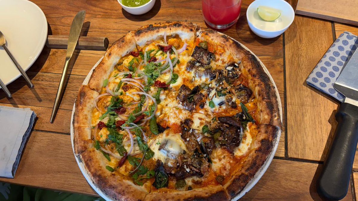 Invictusbinz's tweet photo. BLR, if you’ve not been here yet, what are you doing?

literally the best pizza place in town 🍕🤤

go go go! 🏃‍♀️ 
#pizza4ps #indiranagar https://t.co/JQHDZ82tJl