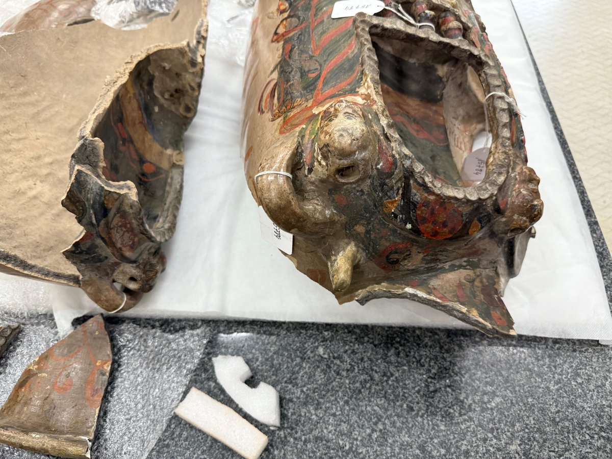 ipcepatrimonio's tweet photo. #IPCERestaura | Hace unos días recibimos en nuestros talleres del IPCE una pieza muy especial: un tibor negro procedente de Tonalá (México), del siglo XVIII.
Fue enviado por el @MuseoDeAmerica para su restauración. 🏺✨
👇 Te contamos su historia: https://t.co/EwWD7Qkc7z