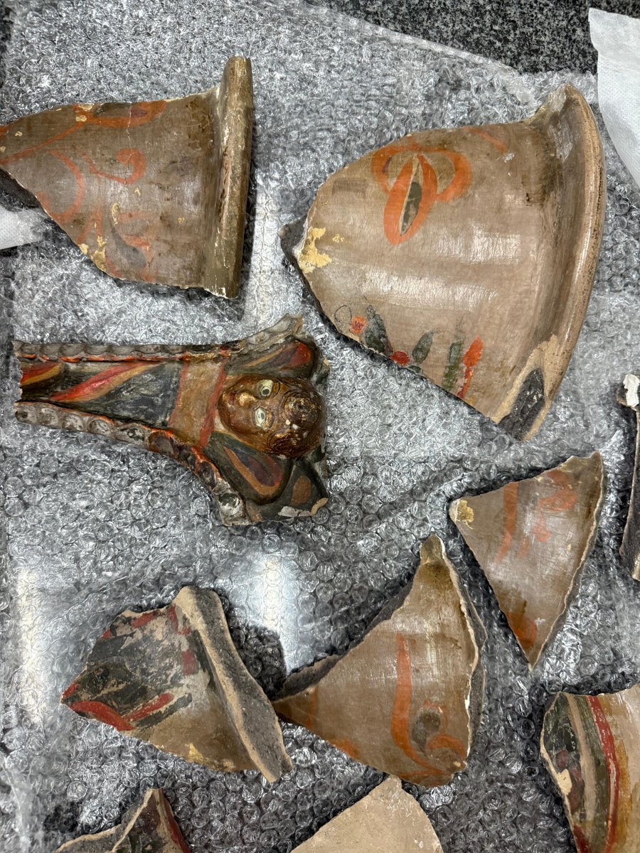 ipcepatrimonio's tweet photo. @MuseoDeAmerica Este tibor no conserva tapa y cuenta con balcones decorativos. Pudo almacenar cacao o vainilla.🍫🌿Su restauración en el IPCE devolverá su esplendor a esta joya del arte novohispano.
#IPCE #ArteVirreinal https://t.co/d5td5g8rXF