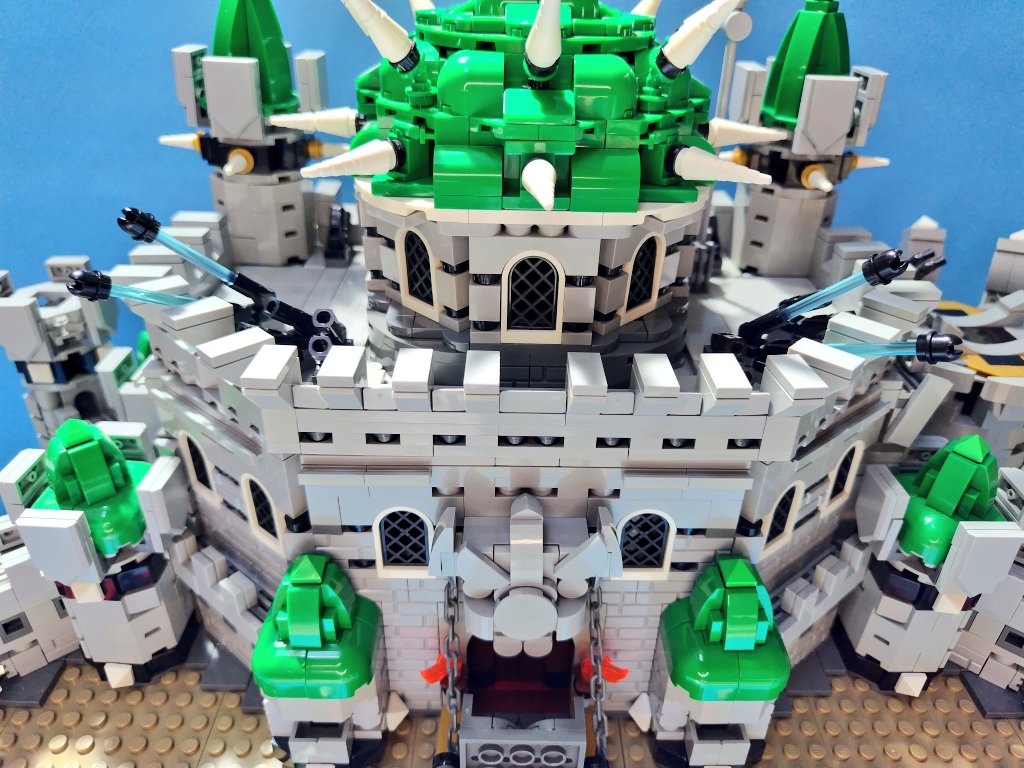 RmbwnbLvLJ15WJ4's tweet image. #クッパ城 完成!
(Wii U版を元に、オリジナル要素有)
以前作った城に、土台(溶岩大地&崖)を追加しました。
そこで以前には無かった跳ね橋を作成。鎖で上げ下げします。
手前のステージをクリアすると行き来出来る様になります。(❈設定)
あと上面から!
↓続きます。#レゴ #スーパーマリオ