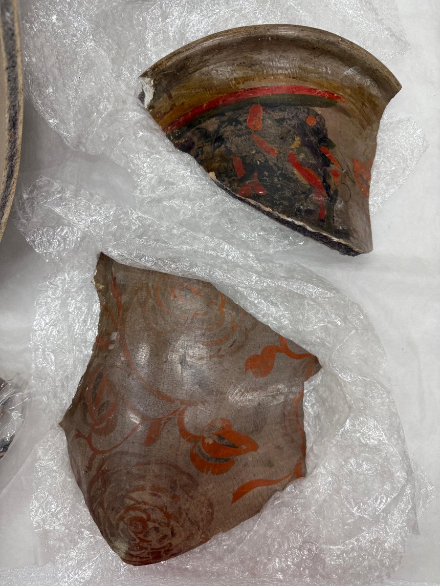 ipcepatrimonio's tweet photo. @MuseoDeAmerica Este tibor no conserva tapa y cuenta con balcones decorativos. Pudo almacenar cacao o vainilla.🍫🌿Su restauración en el IPCE devolverá su esplendor a esta joya del arte novohispano.
#IPCE #ArteVirreinal https://t.co/d5td5g8rXF