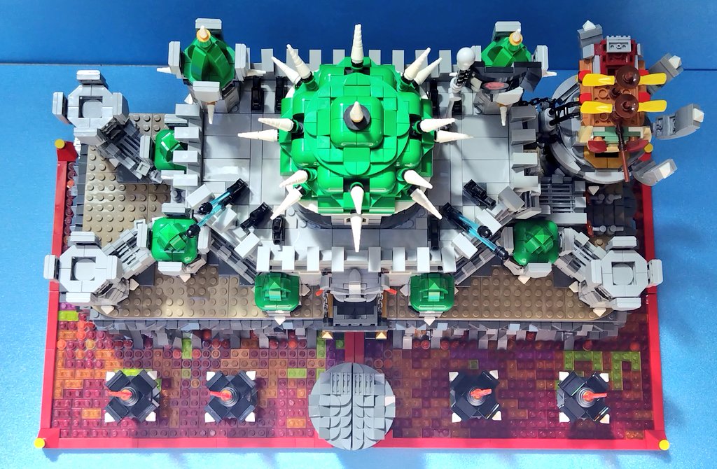 RmbwnbLvLJ15WJ4's tweet image. #クッパ城 完成!
(Wii U版を元に、オリジナル要素有)
以前作った城に、土台(溶岩大地&崖)を追加しました。
そこで以前には無かった跳ね橋を作成。鎖で上げ下げします。
手前のステージをクリアすると行き来出来る様になります。(❈設定)
あと上面から!
↓続きます。#レゴ #スーパーマリオ