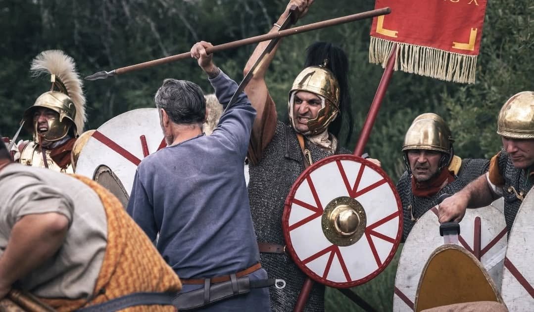 De l'arrière le tribun hurle ses ordres que je relaie : reformer les rangs, comblez les vides, tuez, tuez, tuez.
Les enseignes vacillent, non parce que nous hésitons mais parce que eux aussi frappent d'estoc et de taille. Les hommes plongent dans la frénésie meurtrière de Bellone