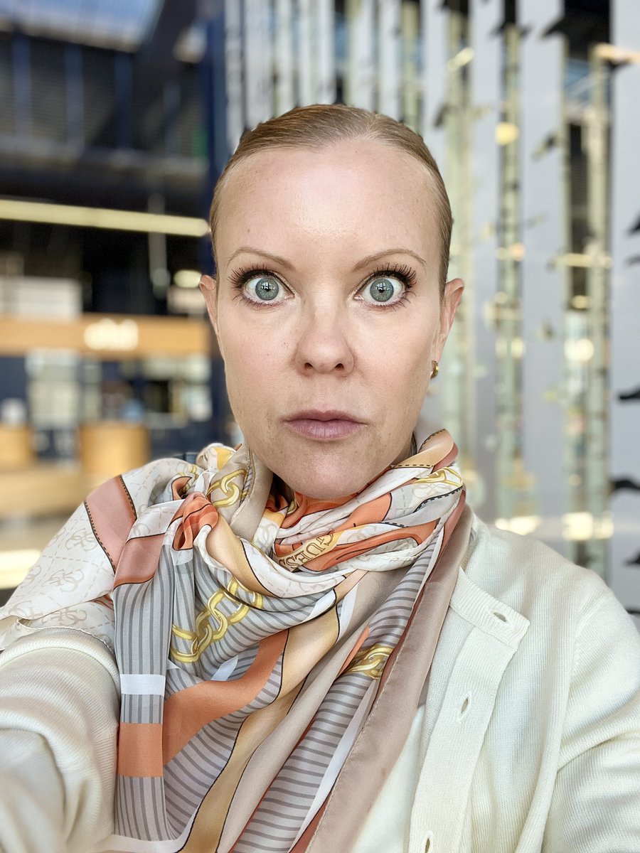 JohannaHellste2's tweet image. Ilmeeni, kun olen syönyt aamuviideltä puuron ja tunti sitten kolme mansikkaa ja tajuan, ettei lentokentän kahvila ole auki. Hangry! #oulu #töissä