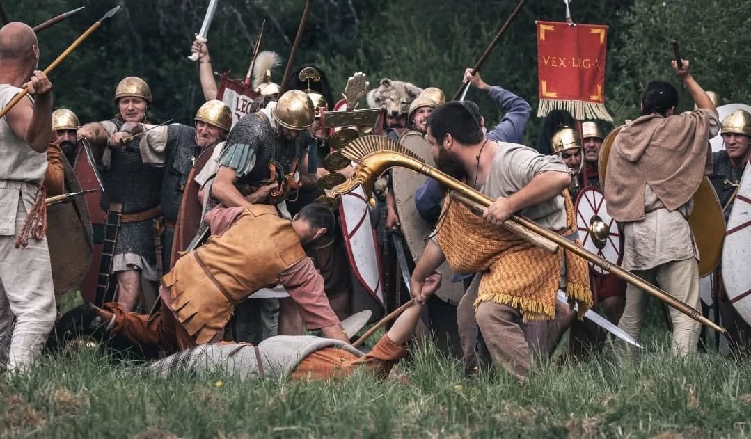 Bientôt la ligne ennemie fléchit et les cris de rage deviennent hurlement de peur et de douleur. C'est la débandade et avec elle la dernière hallali.
C'est fini pour aujourd'hui. Place à demain.

Photos par le talentueux @barry_s_photography (Insta)