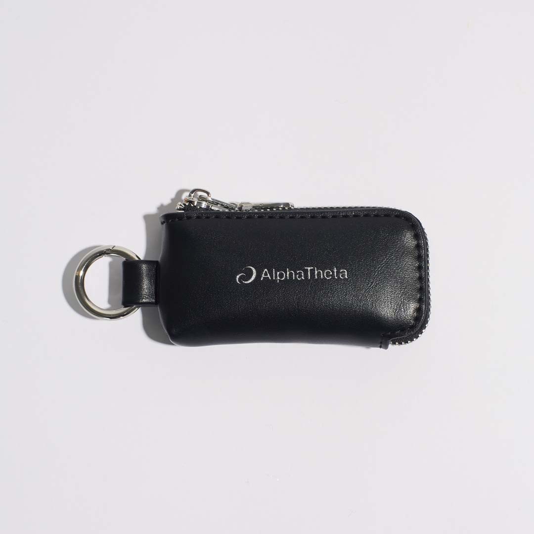 RDC × AlphaTheta @PioneerDJJPN 

Rainbow Disco Club 2025のロゴとAlphaThetaロゴを箔押しであしらい、コンパクトながら存在感のある仕上がりに。DJ用のUSBや小銭、コスメなど、さまざまな小物をスマートに収納できるサイズ感が魅力です。