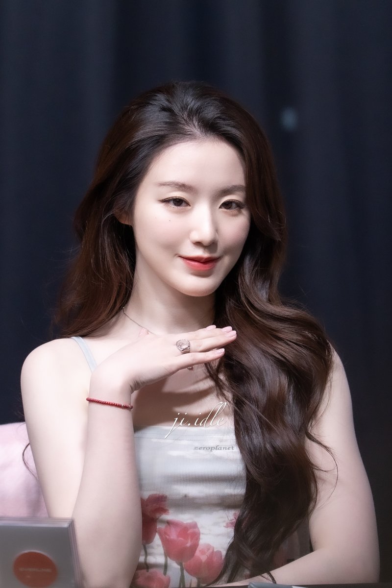 ji_idle's tweet image. 250706 EL
์ฌ์ ...?
#่่ฏ #SHUHUA #์ํ #IDLE #์์ด๋ค