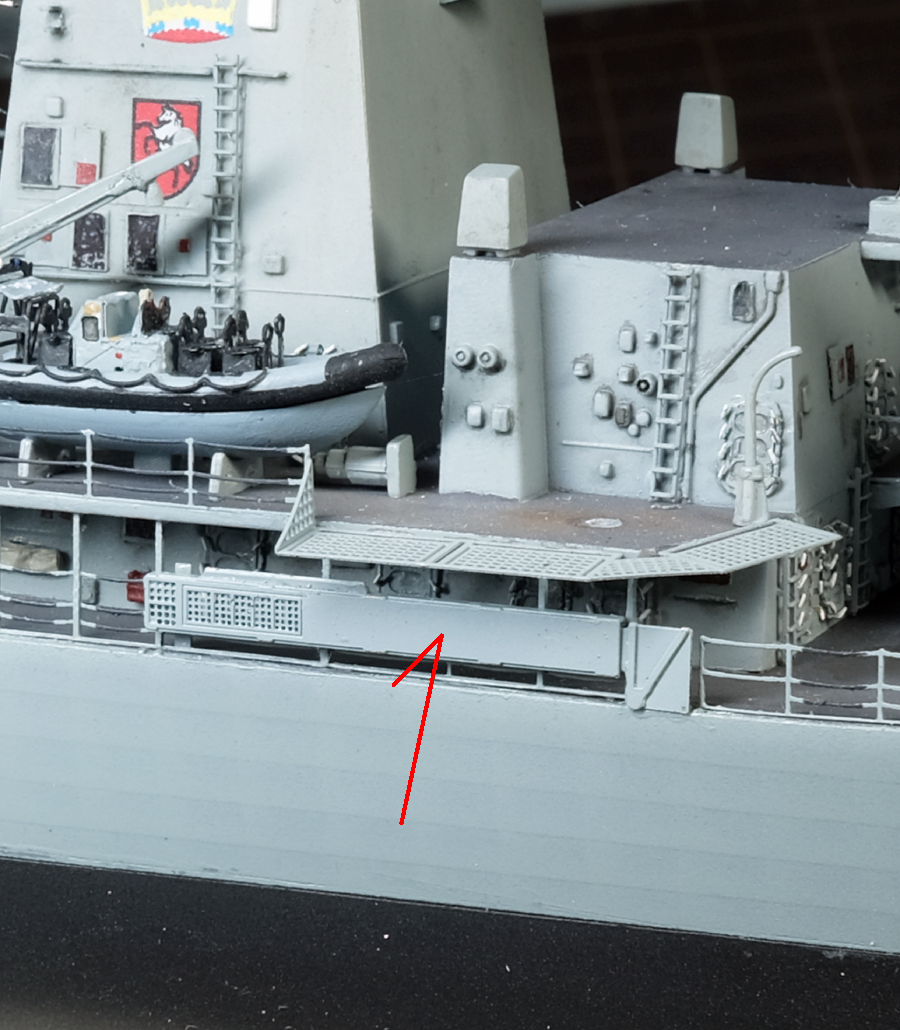 Tobiiro2's tweet image. 仕上げ 2
①舷梯
PE4パーツの凝った作りも格納状態ではほぼ見えず。
右端の四角は裏面がグレーチング表現だったので、格子内部にスミ入れをしました。
②ネット
機銃座周りのネットのPEを、平らなまま付けていたので一旦外し、飛行甲板周りと同様弛み表現に。
見た目にこれぐらい差が出ます。