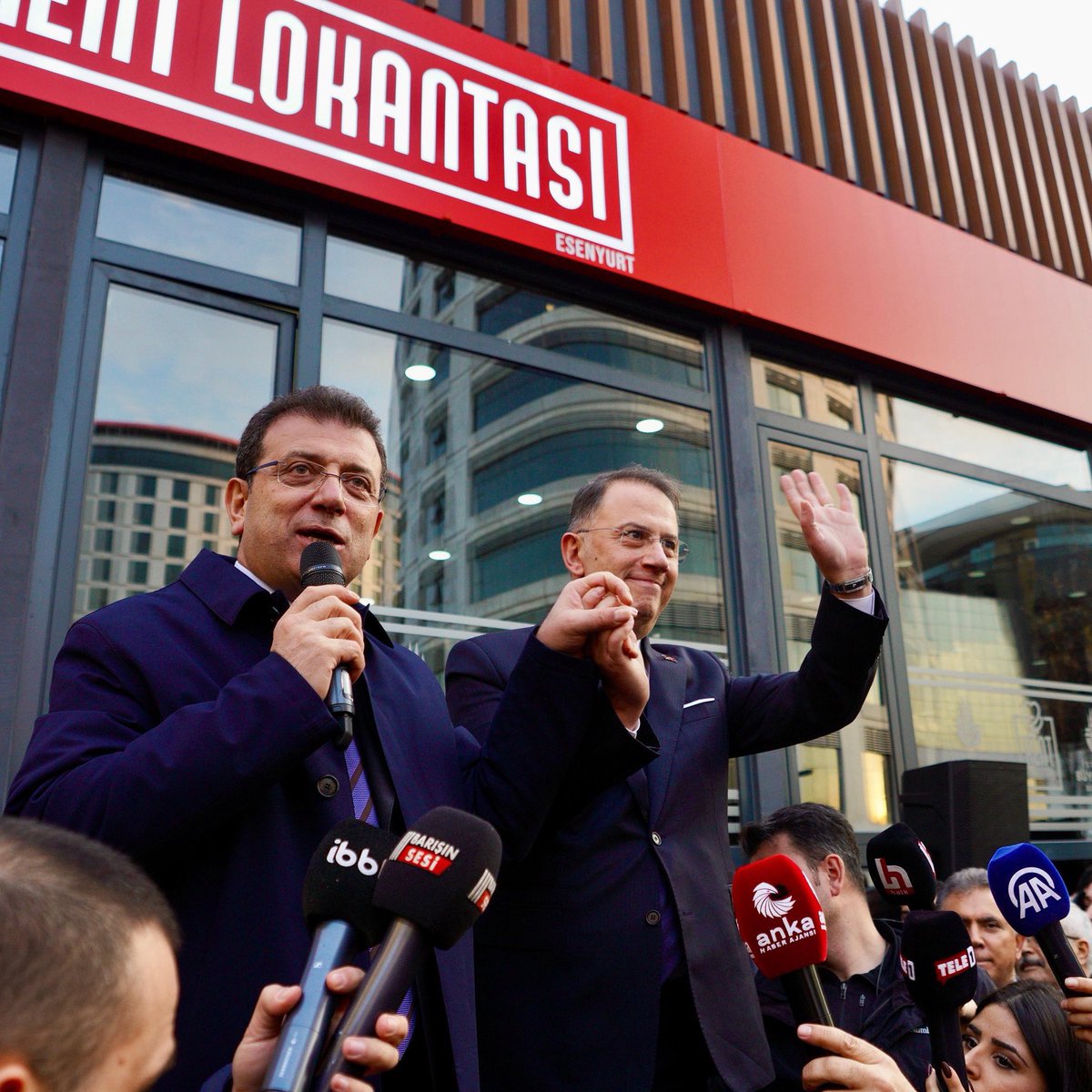 Ekrem İmamoğlu:

"Bırakın adil yargılanmayı, artık canımız tehlikede. 

Yapılanlar ne hukukla açıklanabilir ne de vicdanla."