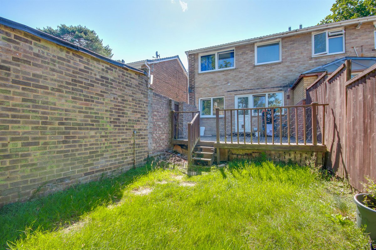 This #property should not be missed! With three DOUBLE bedrooms and positioned in the desirable location of #Bitterne Park, #Southampton we are expecting some very strong interest in this #home. 

Info- fieldpalmer.com/properties/bit…

Call Field Palmer Bitterne 023 8042 2600