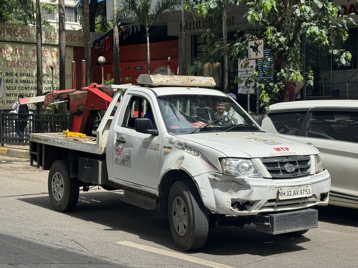HBhesania's tweet photo. Why Are Government Vehicles Above the Law?

Today, I was fined for parking my SUV in a No Parking zone. I acknowledge the violation. However, what I find absolutely unacceptable is the blatant double standard in the enforcement of traffic rules. https://t.co/ypt5Fvaaa7