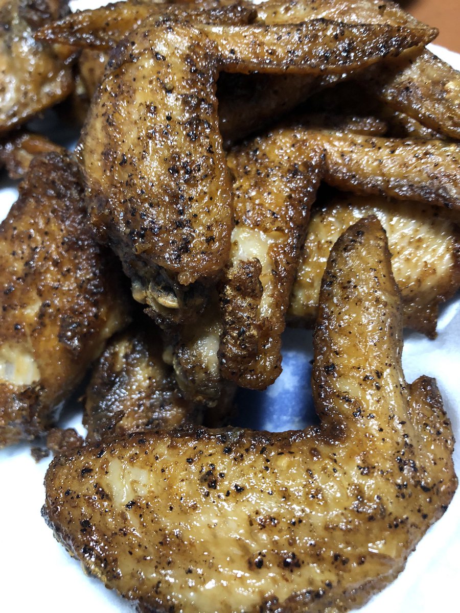 手羽先

ご近所さんにあげようとお外出ようとしたら、ゴロゴロ⚡️

あ、あたいのお腹じゃなく雷の音よ🐷💦

手羽食べてみれってばー

お後が宜しいようで✨じゃっ👋