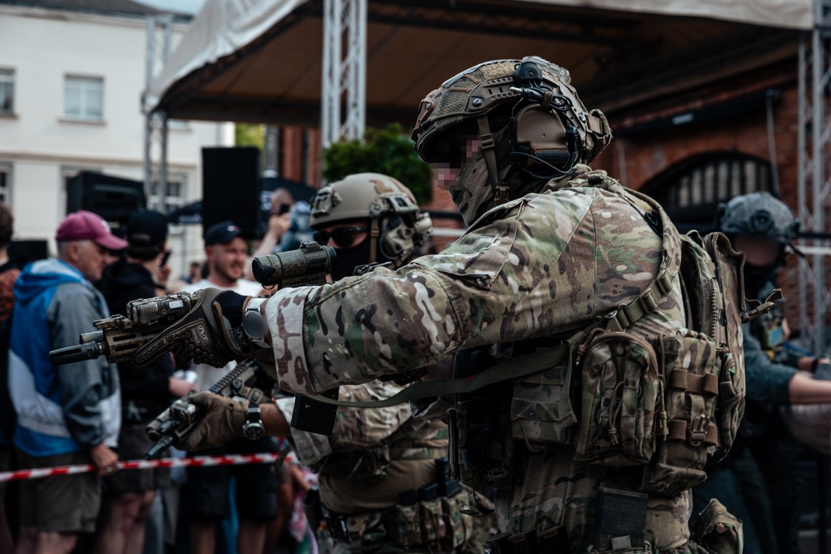 US_SOCEUR's tweet image. Green Berets with 10th SFG (A) & Latvia's SOF provided security & captured a target during a joint training & a Latvian-led capabilities demo during a street art festival in Riga held in June! We are committed to regional security with NATO.
#SOFinEurope #StrongerTogether