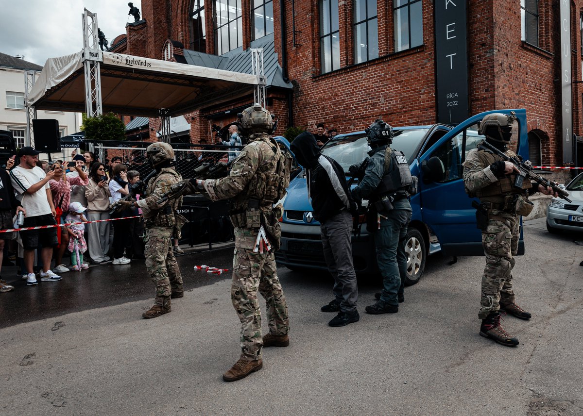 US_SOCEUR's tweet image. Green Berets with 10th SFG (A) & Latvia's SOF provided security & captured a target during a joint training & a Latvian-led capabilities demo during a street art festival in Riga held in June! We are committed to regional security with NATO.
#SOFinEurope #StrongerTogether