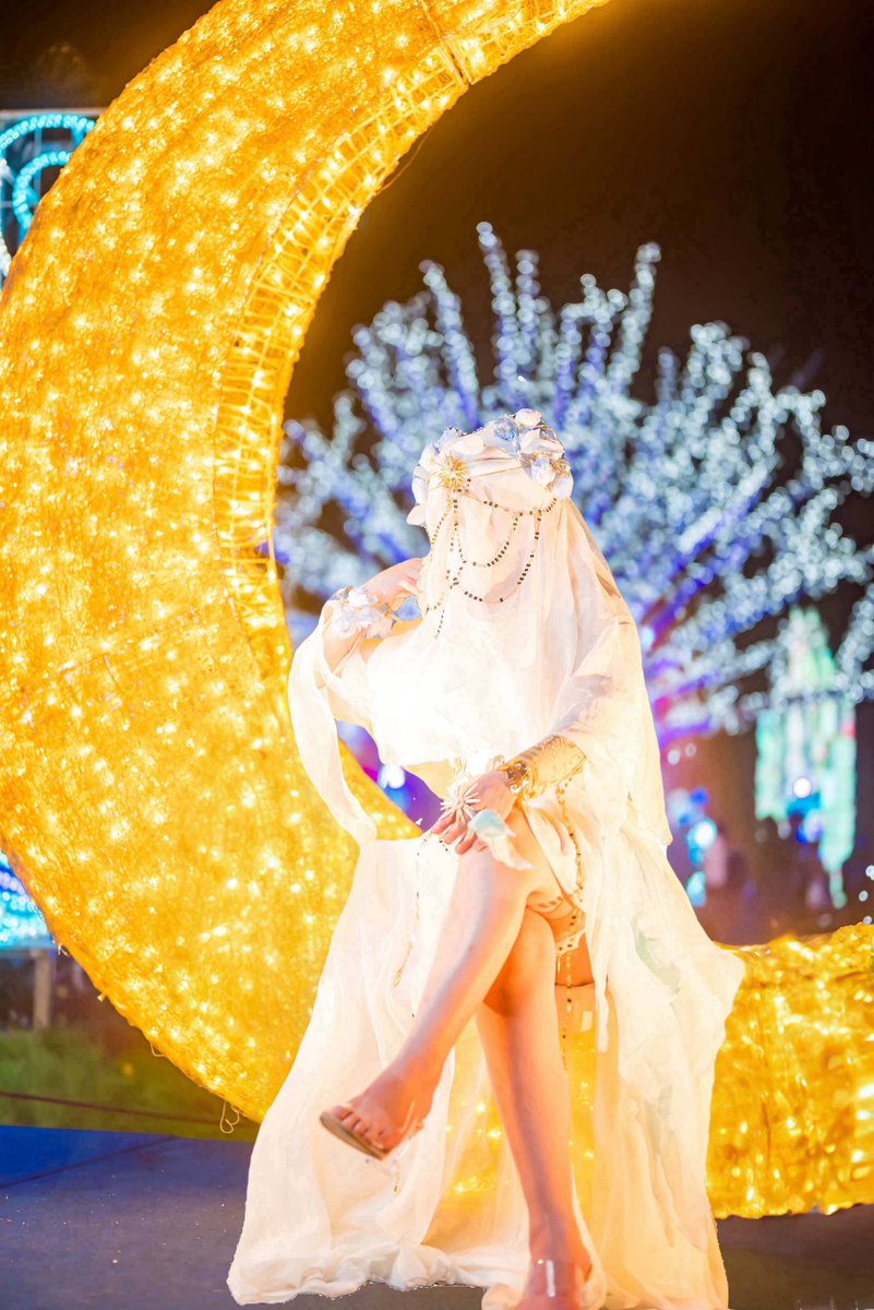 【コスプレ/cosplay】
第五人格/identity V
占い師/Seer
イライ・クラーク(昔日の預言者)

ー月の啓示ー

📸TAKU様(<a href="/kamera_taku/">TAKU📸</a> )
#ラグコス 
#ラグコス10周年 
#ラグコス2025

※加工で椅子を消してます。月のオブジェに座っている訳ではありません。