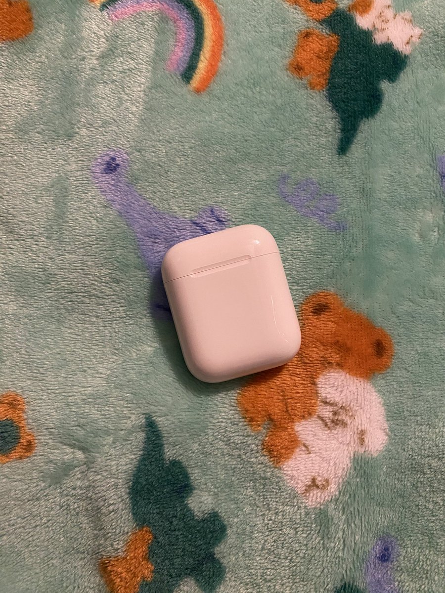 1999bkp's tweet photo. 🖇️ ส่งต่อเฉพาะตัวเคส airpods 2 ของแท้ 100% ค่าา เค้าทำหูฟังหายㅠㅠ ใช้งานน้อยมากๆ 430฿ รวมส่ง💌 นัดรับได้เซ็นทรัลพระราม9 

#ส่งต่อ #airpods #airpods2 #ส่งต่อairpods https://t.co/Jgv4ISWn25