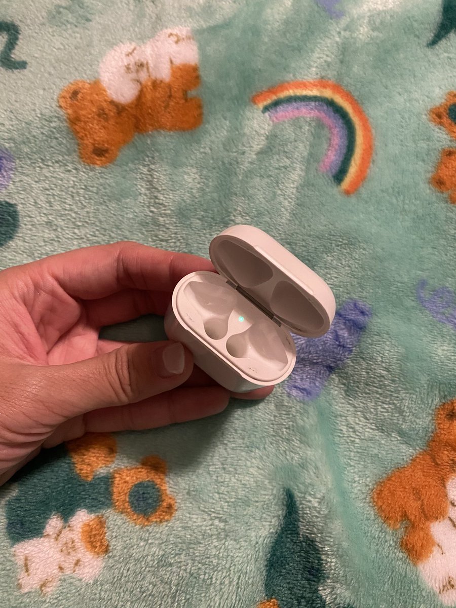 1999bkp's tweet photo. 🖇️ ส่งต่อเฉพาะตัวเคส airpods 2 ของแท้ 100% ค่าา เค้าทำหูฟังหายㅠㅠ ใช้งานน้อยมากๆ 430฿ รวมส่ง💌 นัดรับได้เซ็นทรัลพระราม9 

#ส่งต่อ #airpods #airpods2 #ส่งต่อairpods https://t.co/Jgv4ISWn25