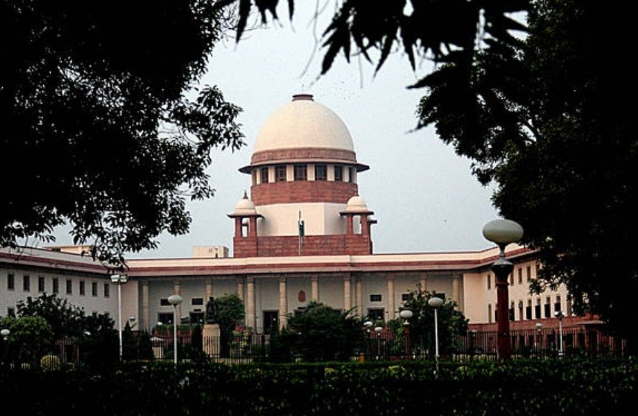 बिहार में हो रहे वोटर लिस्ट रिवीजन मामले के खिलाफ दायर याचिका पर सुनवाई करते हुए सुप्रीम कोर्ट ने कहा है कि वोटर लिस्ट पुनरीक्षण का कार्य जारी रहेगा, संवैधानिक संस्था के कार्य में वो बाधा नहीं डालेंगे। गौरतलब है कि बिहार के करीब 8 करोड़ मतदाताओं का पुनरीक्षण होना है। 
#Bihar