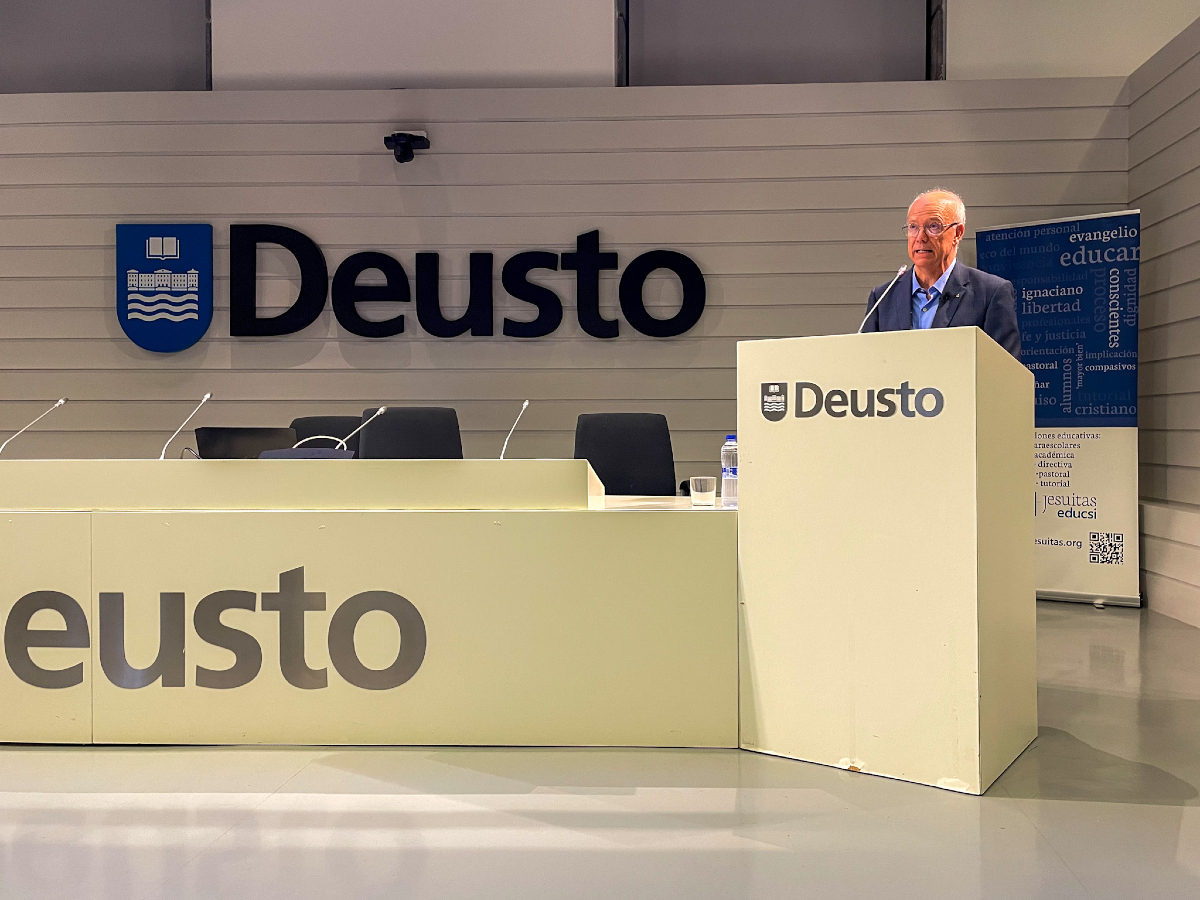 "El discernimiento espiritual es un discernimiento en el que Dios está por medio. En el que siempre hay un factor que se escapa de la ecuación. En el que el gran interviniente es el Espíritu con mayúscula".

Francisco José Ruiz SJ habla del discernimiento en las #JornadasEducsi