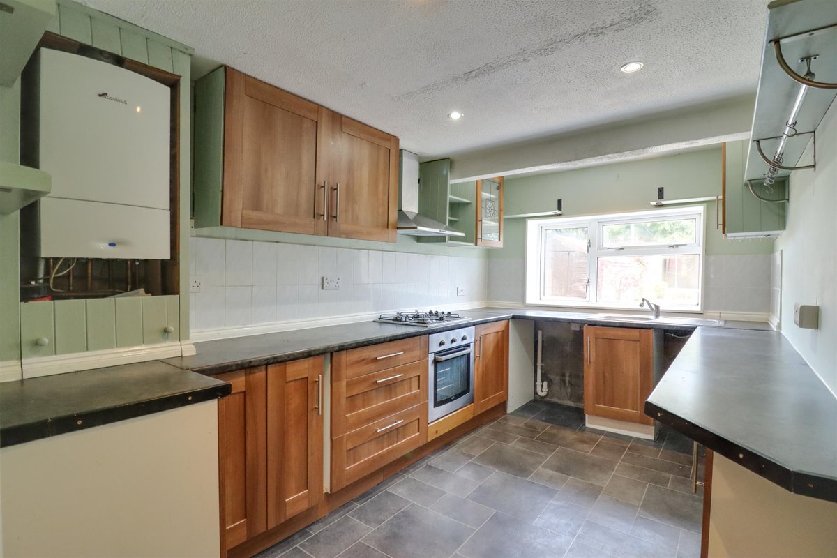 Set in a peaceful and sought-after neighbourhood in #Woolston #Southampton this beautifully spacious two-double bedroom mid-terrace #home offers the perfect blend of charm, practicality, and potential.

Info- fieldpalmer.com/properties/chu…

Call Field Palmer Woolston 023 8039 3255