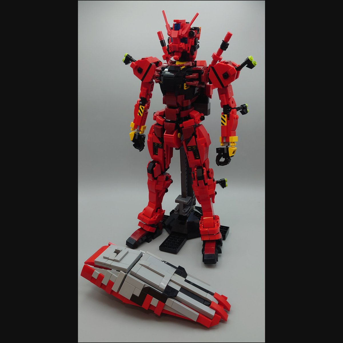 block_hakase's tweet image. 自分主催の「さいたまブロックパーティー」に向けて赤いガンダムをブラッシュアップ
シールド、頭部可動ギミック、最終回にやっと出できたコアファイターを追加しました
#赤いガンダム #ガンダム
#ガンダムジークアクス
#gquuuuuux #gquuuuuux最終回
#シャア専用
#ブロックパーティ
#さいたま市