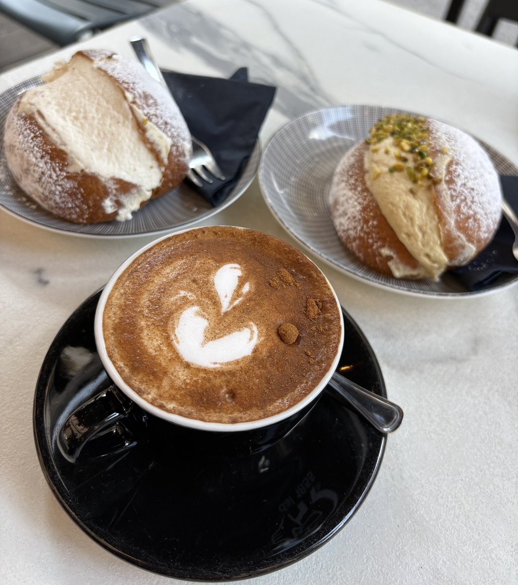 PilloleCult's tweet image. #cultisti ,
nella vita dobbiamo affrontare moltissime scelte.
Per esempio, io dovevo scegliere fra il #maritozzo alla panna e quello al pistacchio.
Nell’indecisione, ho ordinato entrambi.
Che dite, non vi ricorda una canzone #prog, piena di suoni e ridondante di assoli?…
