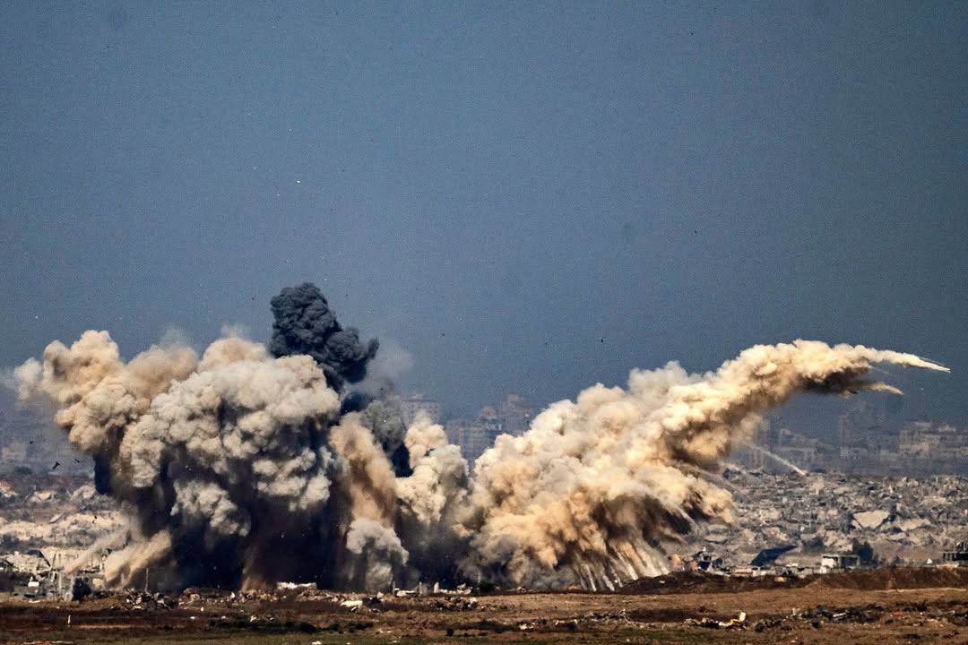 - أَتَعْرِفِينَ ما هُوَ الوَطَنُ يا صَفِيَّة؟

- الوَطَنُ هُوَ أَلَّا يَحدُثَ ذَلِكَ كُلُّهُ.

💔