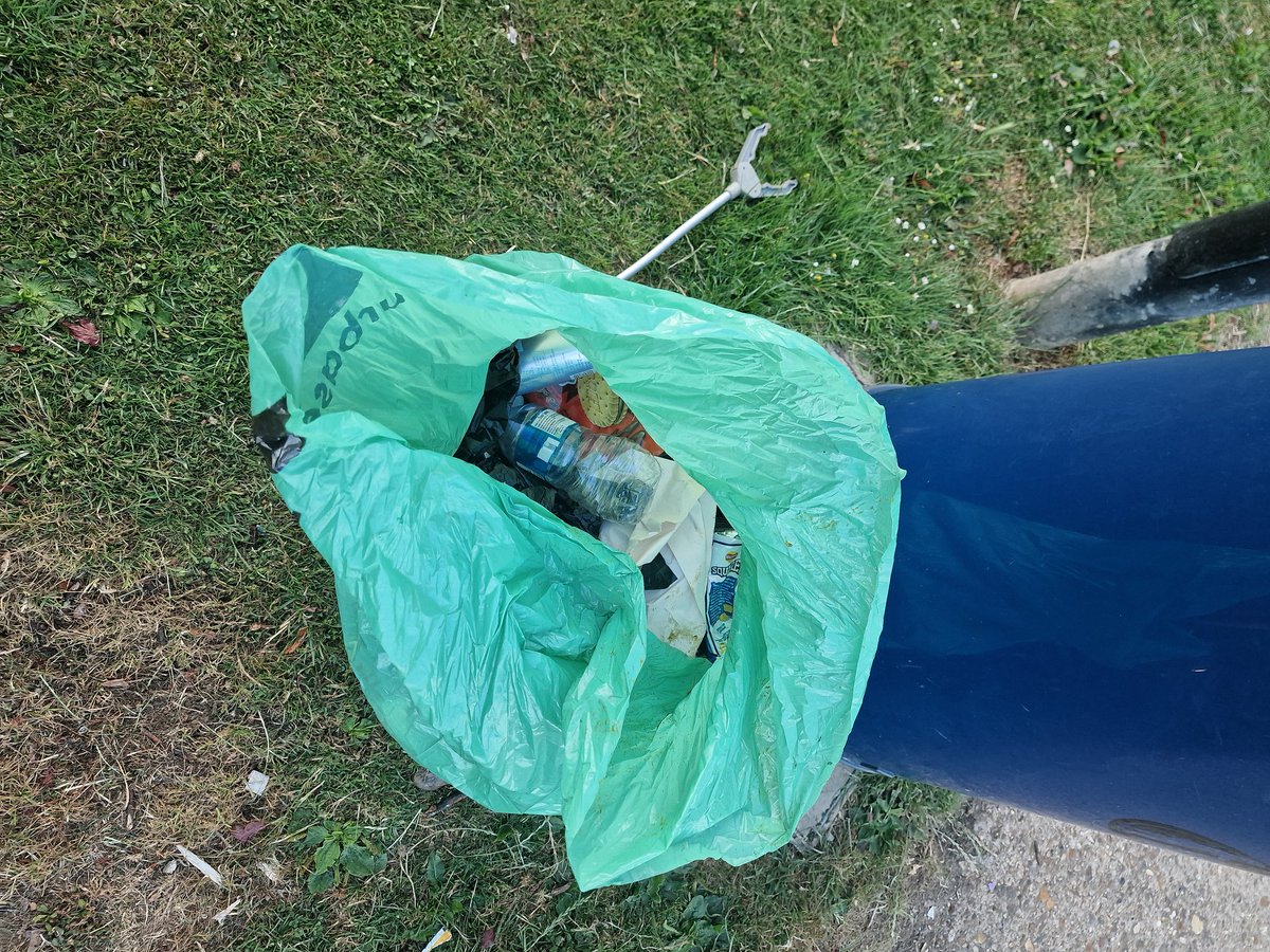 cyclebirdman's tweet image. A small amount of the huge litter problem at King George V playing fields WGC collected and bagged this morning @WelHatCouncil
What's makes it worse is the grass cutting that shreds litter into 100s of small pieces! surely litter pick B4 grass cutting ! ?