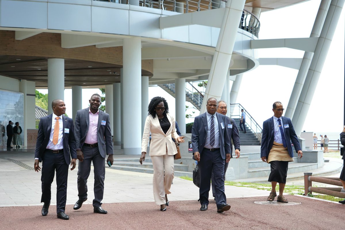 Anite__Evelyn's tweet image. ....Still in South Korea 🇰🇷 pushing invest in Uganda aganda.Things are looking good here am sure we shall soon have some strong companies coming to invest in our country the best investment destination in Africa.