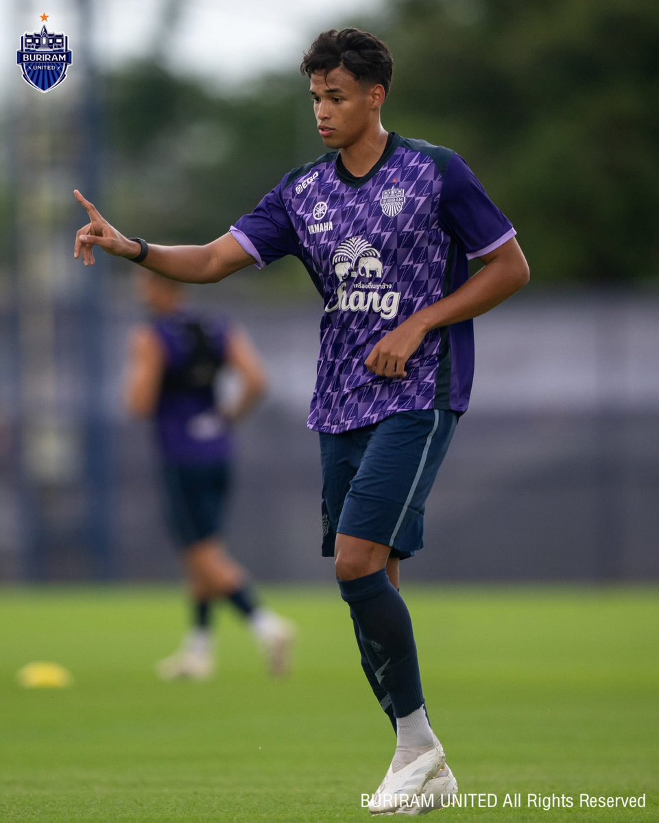 AllSGFootball's tweet photo. 🇹🇭⚡️Ilhan Fandi in his 𝒇𝒊𝒓𝒔𝒕 𝒕𝒓𝒂𝒊𝒏𝒊𝒏𝒈 𝒔𝒆𝒔𝒔𝒊𝒐𝒏 since his move to reigning Thai League 1 champions Buriram United. 💙 https://t.co/CZkJKVvjad