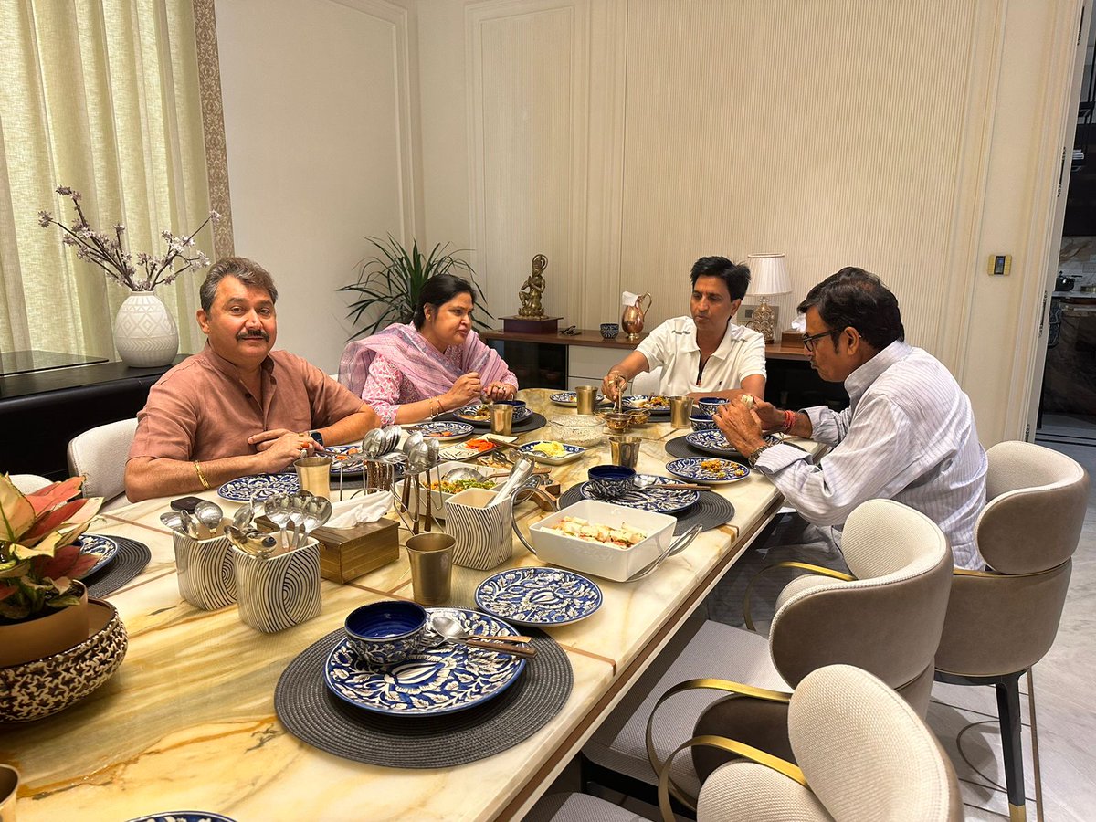 THE SOCIETY OF WARRIORS 🦁 (@unityjat) on Twitter photo मीडिया में RPSC सदस्य मंजू शर्मा की गिरफ्तारी की खूब खबरें चली!!
राजेन्द्र राठौर जी भी पहले RPSC भंग और SI रद्द की पुरजोर माँग किया करते थे,,,,
फिर एक दिन <a href="/Rajendra4BJP/">Rajendra Rathore</a> जी को <a href="/DrKumarVishwas/">Dr Kumar Vishvas</a> जी ने डिनर पर बुलाया और उसके बाद हमारे राजेंद्र राठौर जी के ज़ज्बात बदल गये! मीडिया में RPSC सदस्य मंजू शर्मा की गिरफ्तारी की खूब खबरें चली!!
राजेन्द्र राठौर जी भी पहले RPSC भंग और SI रद्द की पुरजोर माँग किया करते थे,,,,
फिर एक दिन <a href="/Rajendra4BJP/">Rajendra Rathore</a> जी को <a href="/DrKumarVishwas/">Dr Kumar Vishvas</a> जी ने डिनर पर बुलाया और उसके बाद हमारे राजेंद्र राठौर जी के ज़ज्बात बदल गये!