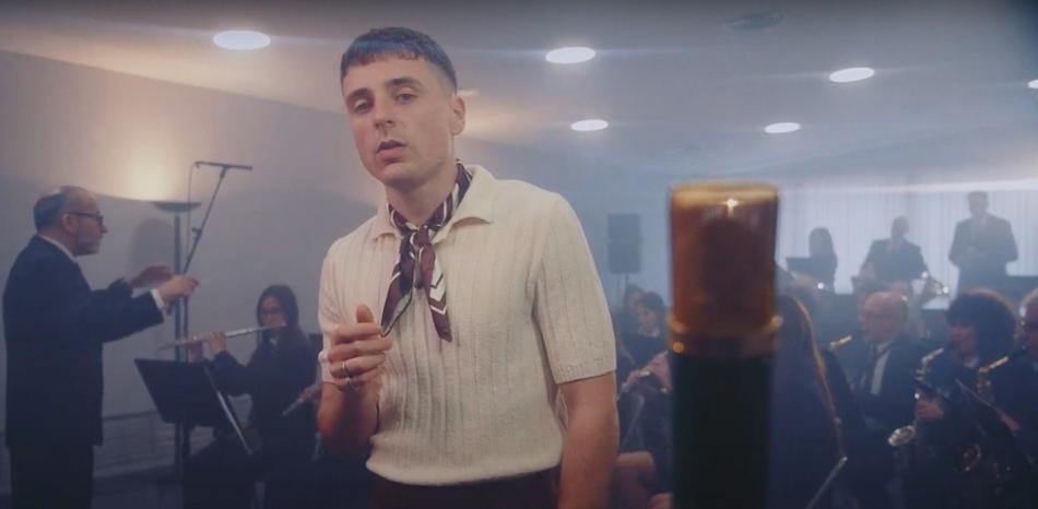 La Banda Municipal de Tortosa <a href="/EMMTortosa/">Escola i Banda Municipal de Música de Tortosa</a>, protagonista a la cançó de l’estiu de <a href="/rac1/">RAC1</a>.  L'emissora pren 'El ressopó', de Mama Dousha, com a melodia estiuenca.

El cantant i la banda l'han estrenat en directe este matí al mig de la redacció de l'emissora.

ebredigital.cat/2025/07/10/la-…