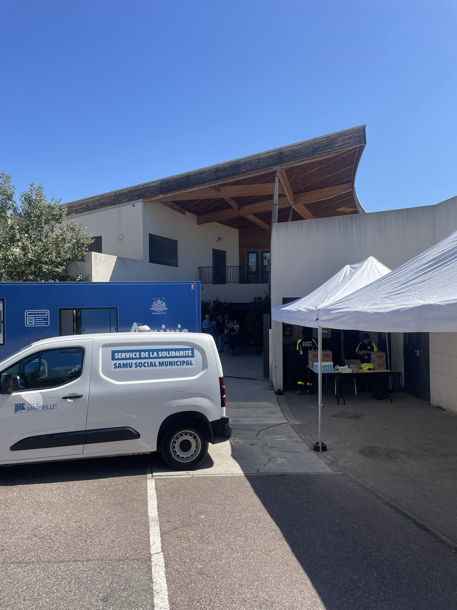 AudreyGarino's tweet photo. Présente ce matin aux côtés des équipes de la Ville de Marseille et de son CCAS pour faire le point sur les urgences et les besoins des personnes sinistrées. 

Pour toutes demandes et informations :

👉 Guichet unique au centre social de l’Estaque ouvert à tous 

👉04 91 09 17 80 https://t.co/zSyqhql8Sf