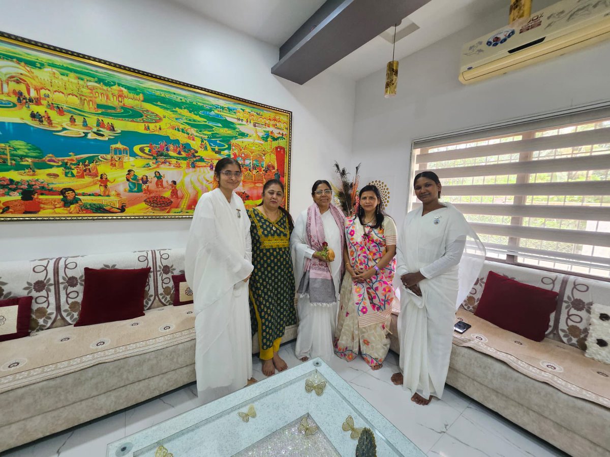 Deepali01907355's tweet photo. "गुरु ही ईश्वर, गुरु ही ज्ञान,
गुरु बिना अधूरा हर इंसान।" 
जीवन में गुरु का होना अत्यंत महत्वपूर्ण है, बिन गुरु ज्ञान संभव नहीं है।
#GuruPurnima2025
 #Girupurnimautsav
@BJPMahilaMorcha @VanathiBJP 
@pateldushyant_ @AgariaMahesh @BJP4DnNH https://t.co/YaqjCadzt8