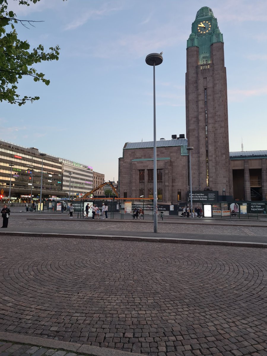 ilkkakoskimki's tweet photo. 1/2 Kenttäkäynnillä 
@PoliisiHelsinki 'n poliisikomentajan kanssa eilinen ilta.Jalkauduimme eri puolilla @helsinki kaupunkia.@PoliisiHelsinki tekee suunnitellusti ja vaikuttavasti yleisten paikkojen valvontaa-hienoa työtä! Illan aikana meidänkin partion tehtävillä näkyi alfa PVP. https://t.co/wIa7IVs0IL
