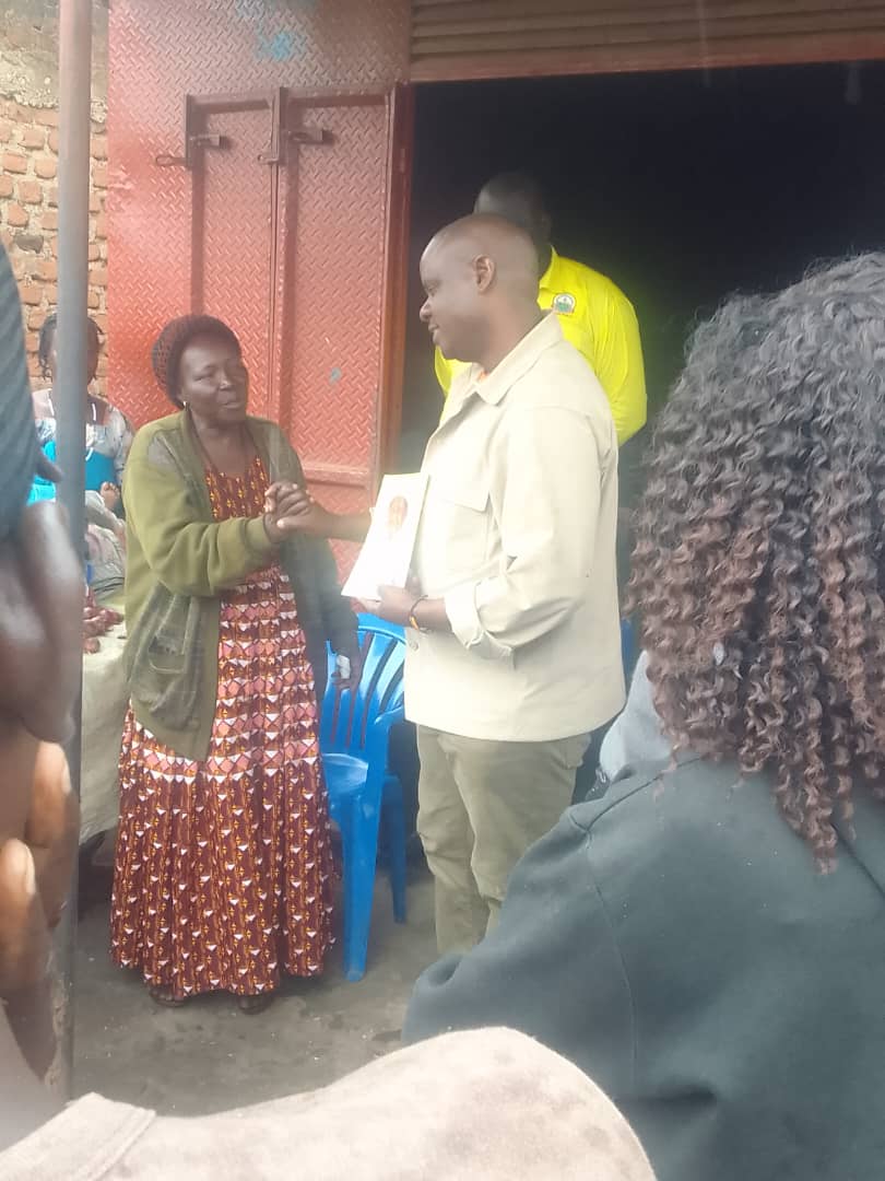 JosephJada2's tweet image. Hon @BalaamBarugahar live in Adjumani inspecting PDM Beneficiaries in one of the villages in Adjumani town. H.E President @KagutaMuseveni is winning elections in Adjumani District by more than 90% next year.
