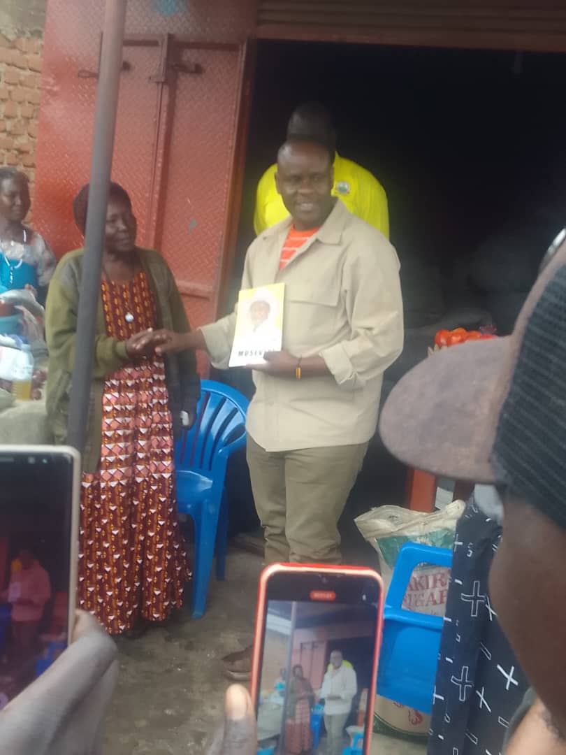 JosephJada2's tweet image. Hon @BalaamBarugahar live in Adjumani inspecting PDM Beneficiaries in one of the villages in Adjumani town. H.E President @KagutaMuseveni is winning elections in Adjumani District by more than 90% next year.