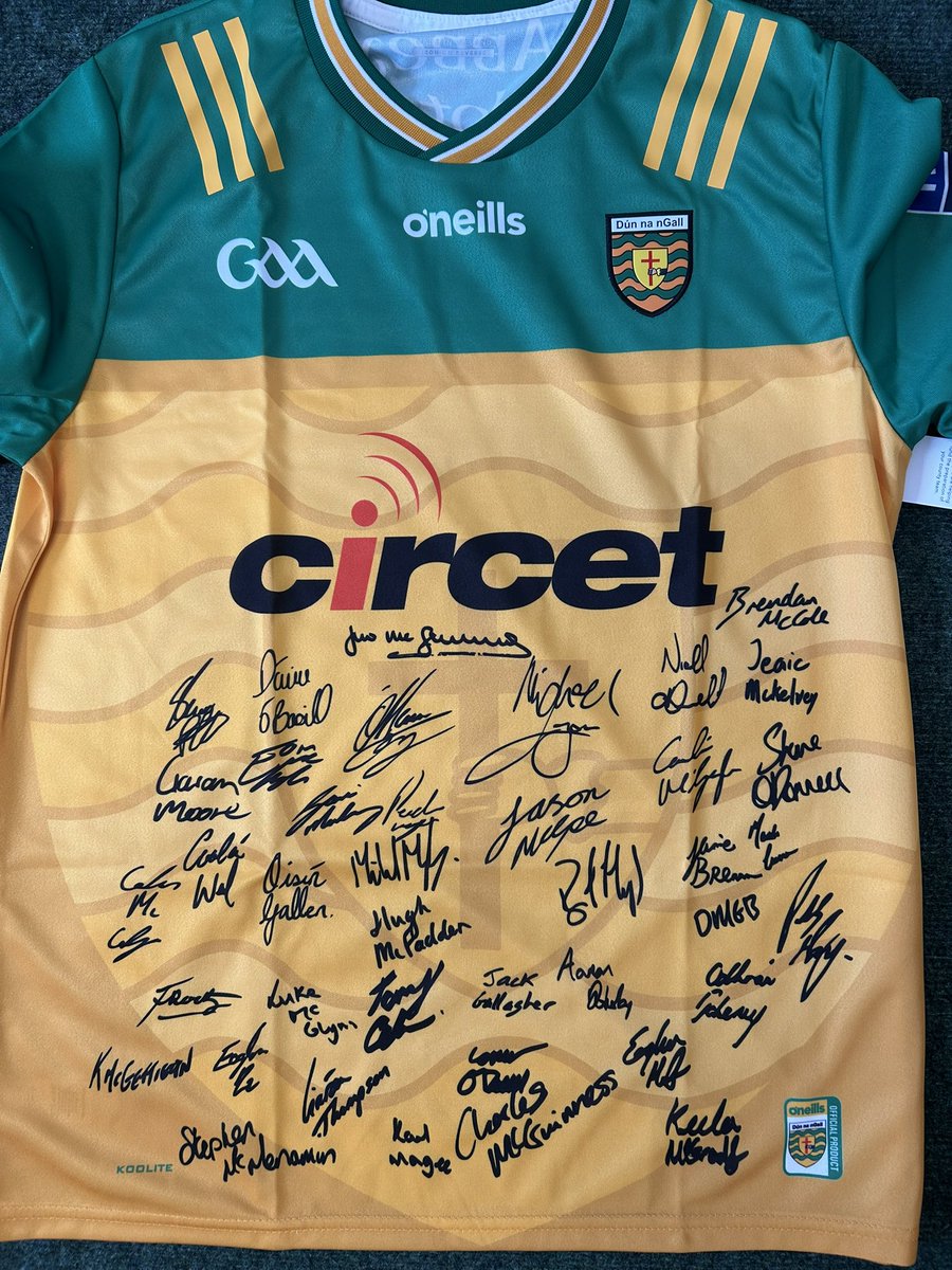 Barrscealta1's tweet image. Tá duais speisialta againn daoibh inniu agus amárach ar Bharrscéalta.
Geansaí Peile Dhún na nGall sínithe ag an fhoireann.
Inis dúin, cén bhliain deireanach a bhí Dún na nGall i gCluiche Ceannais Peile na hÉireann.
Piocfaidh muid buaiteoir amárach ar an chlár idir 11.02-12.