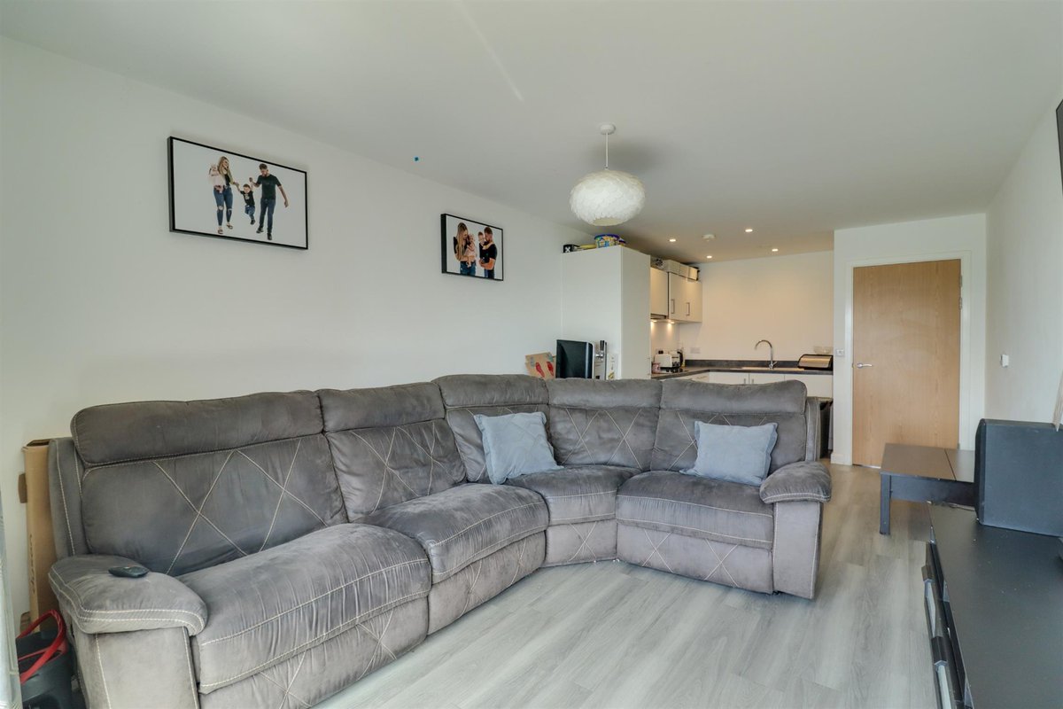 A stunning two double bedroom, top floor #apartment with breathtaking water views, conveniently located in the vibrant development of Centenary Quay in #Woolston #Southampton.

Info- fieldpalmer.com/properties/kee…

Call Field Palmer Woolston 023 8039 3255