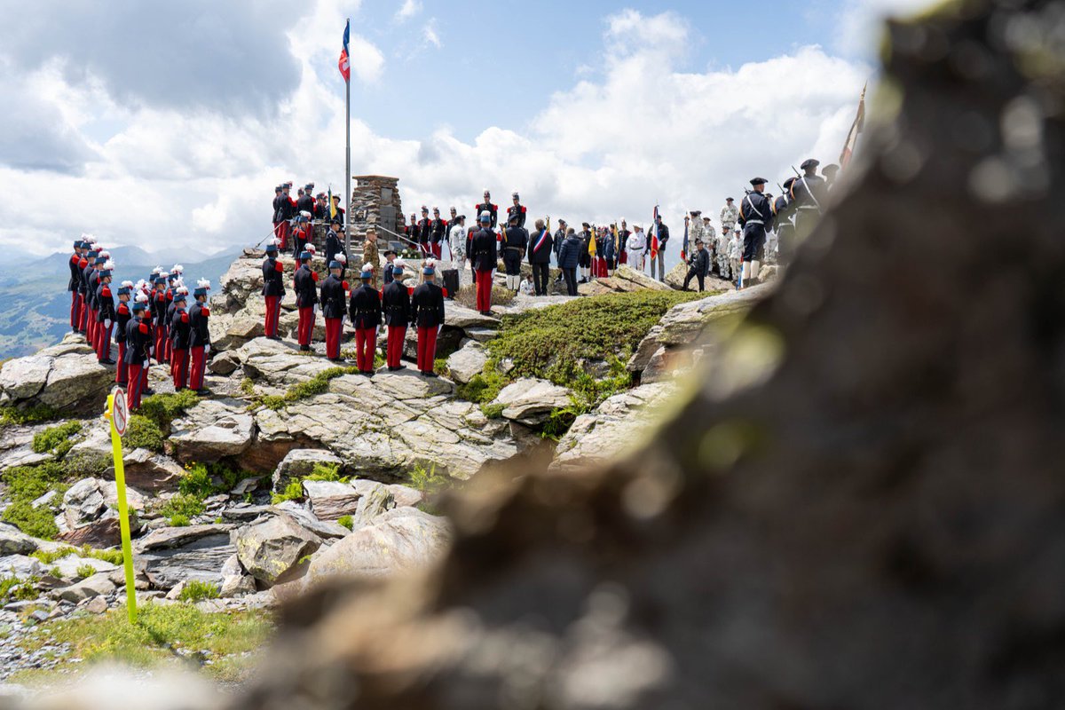 13eBCA's tweet image. 🇫🇷 Le 8 juillet, 124 élèves-officiers de Saint-Cyr et le 13e BCA ont rendu hommage au Capitaine Desserteaux, héros des combats du Roc Noir en juin 1940 et en 1945. Une plaque commémorative a été dévoilée au monument.
🙏 Merci à Montvalezan – La Rosière pour leur accueil.