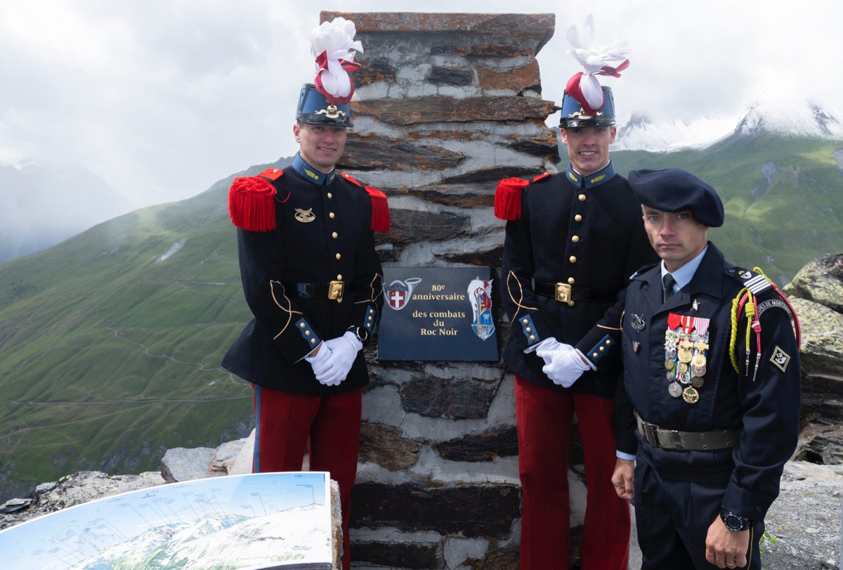 13eBCA's tweet image. 🇫🇷 Le 8 juillet, 124 élèves-officiers de Saint-Cyr et le 13e BCA ont rendu hommage au Capitaine Desserteaux, héros des combats du Roc Noir en juin 1940 et en 1945. Une plaque commémorative a été dévoilée au monument.
🙏 Merci à Montvalezan – La Rosière pour leur accueil.