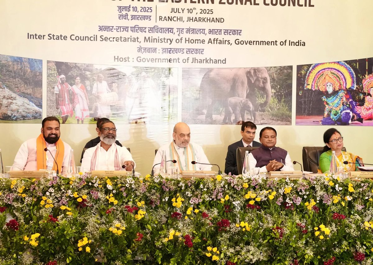 झारखंड सरकार की मेजबानी और गृह मंत्री <a href="/AmitShah/">Amit Shah</a> जी की अध्यक्षता में रांची के रेडिसन ब्लू होटल में आयोजित पूर्वी क्षेत्रीय परिषद की बैठक में शामिल होने बिहार के उपमुख्यमंत्री <a href="/samrat4bjp/">Samrat Choudhary</a> जी रांची पहुंचे थे। उनके साथ विजय कुमार चौधरी जी भी बैठक में शामिल हुए।