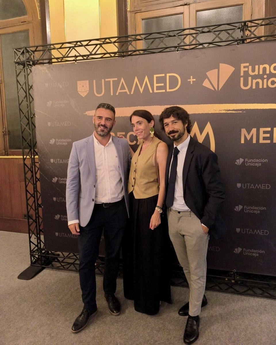 ApecomMalaga's tweet photo. #Apecom ha estado presente en la entrega de las becas MEM de @UTAMED_UNI. Nuestra vicepresidenta, Mara Rubio (@cuatrocento) acudió ayer al acto celebrado en la Sala @FundUnicaja de Conciertos María Cristina junto a José Contreras (Avante) y Alfonso Pérez (@el_cuartel). https://t.co/tv2TqwoapA