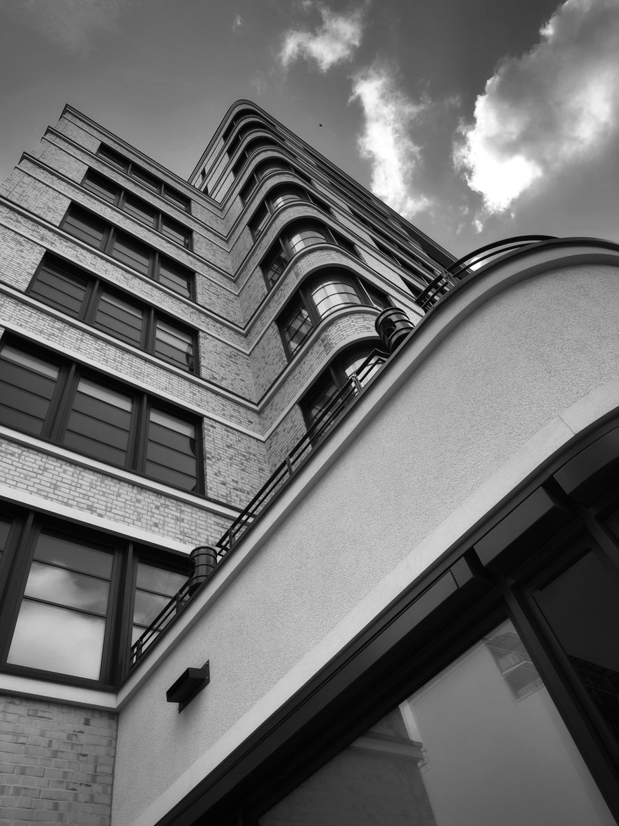 Courage, a great perspective 🖤 #shotoniphone #mobilephotography #blackandwhite