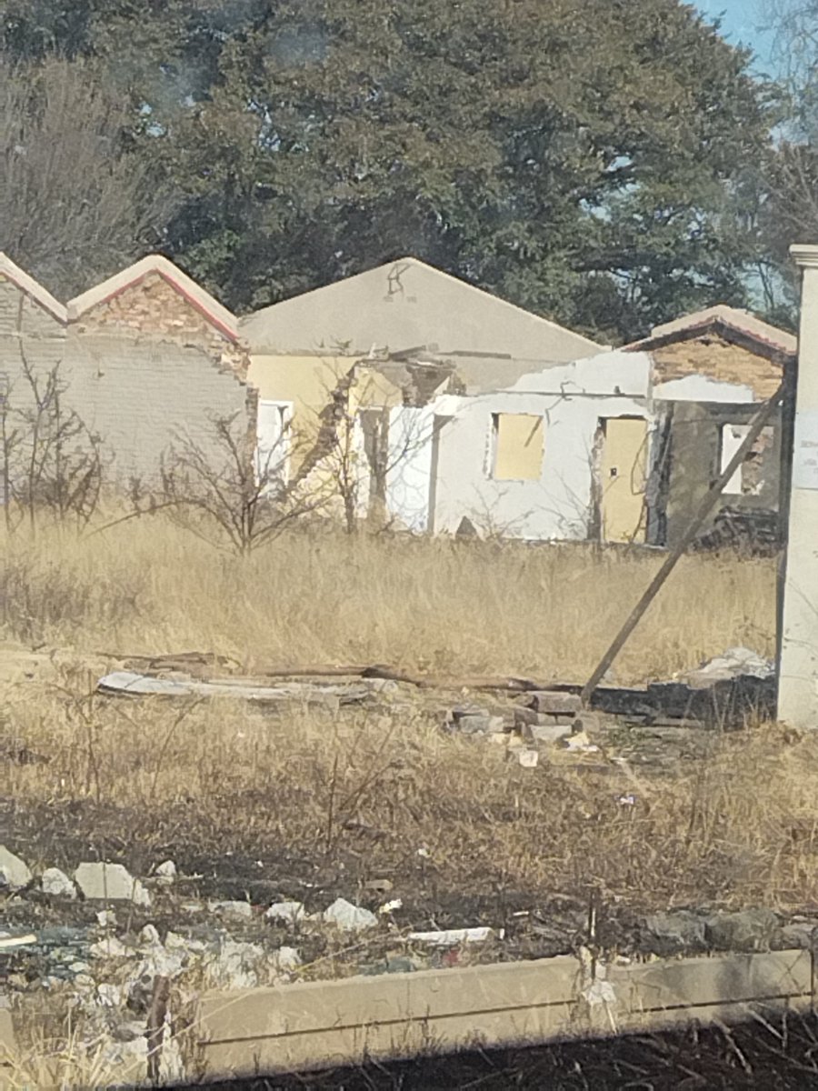 moha_noe's tweet photo. Dr Kenneth Kaunda municipality in North West (Orkney) have been paying security company to looks after this redundant building for over a year. 3 guards day and night https://t.co/RkxQlFwof7