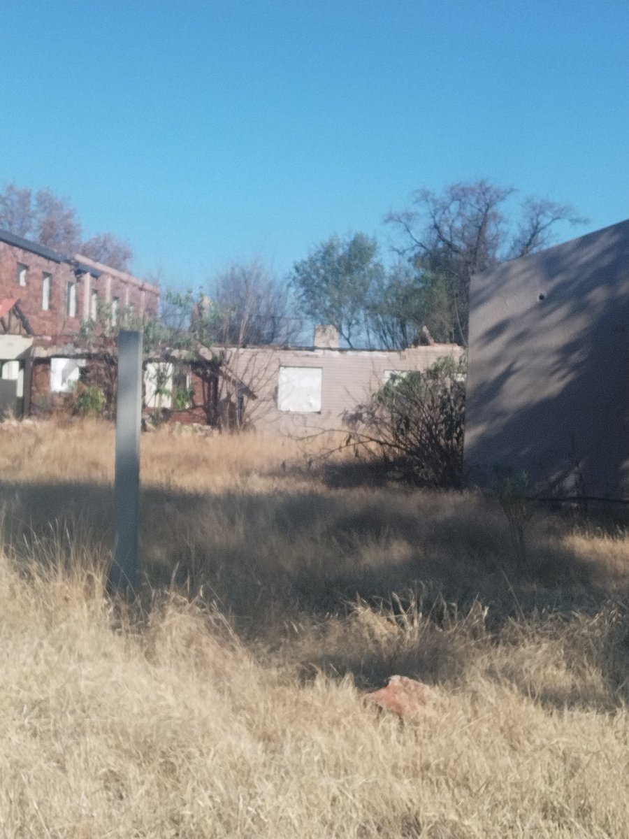 moha_noe's tweet photo. Dr Kenneth Kaunda municipality in North West (Orkney) have been paying security company to looks after this redundant building for over a year. 3 guards day and night https://t.co/RkxQlFwof7