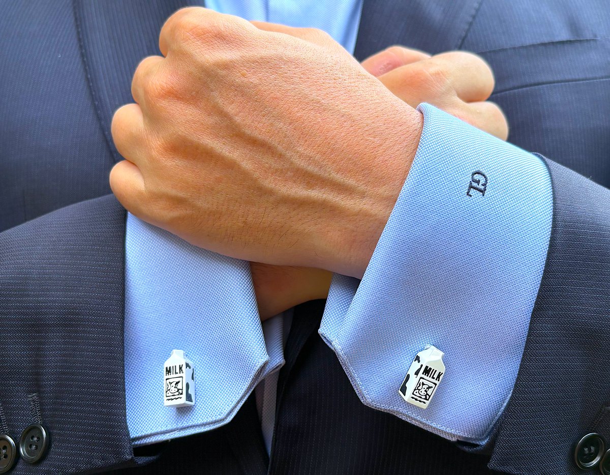 Auj: Direction #Drummondville, pour conférence à la "Journée Agri-D", rdv annuel rassemblant des producteurs de #Lait, pilier du secteur agroalimentaire au #Québec. 

Au menu: "Les grandes tendances géopolitiques de notre temps"

Et pour l'occasion... 😉

#LeBoutonFaitLaManchette