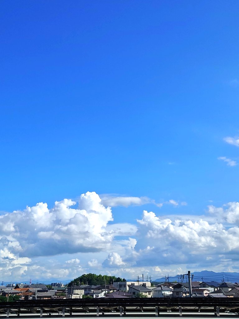 SeikoTamori's tweet image. #今日の最高気温
35.3 伊賀※今年11回目の猛暑日
35.2 桑名※8回目
33.8 四日市,伊勢
33.6 粥見,鳥羽
33.4 南伊勢
33.2 紀北
33.1 亀山
32.7 津
32.6 熊野
32.1 尾鷲
■11日(金)
北中部/晴れ間はあるが雲多め⛅️一時雨の所も
南部/断続的に雨☔激しく降る所も⛈️
【最高】28〜33℃蒸し暑い
16時頃 津市