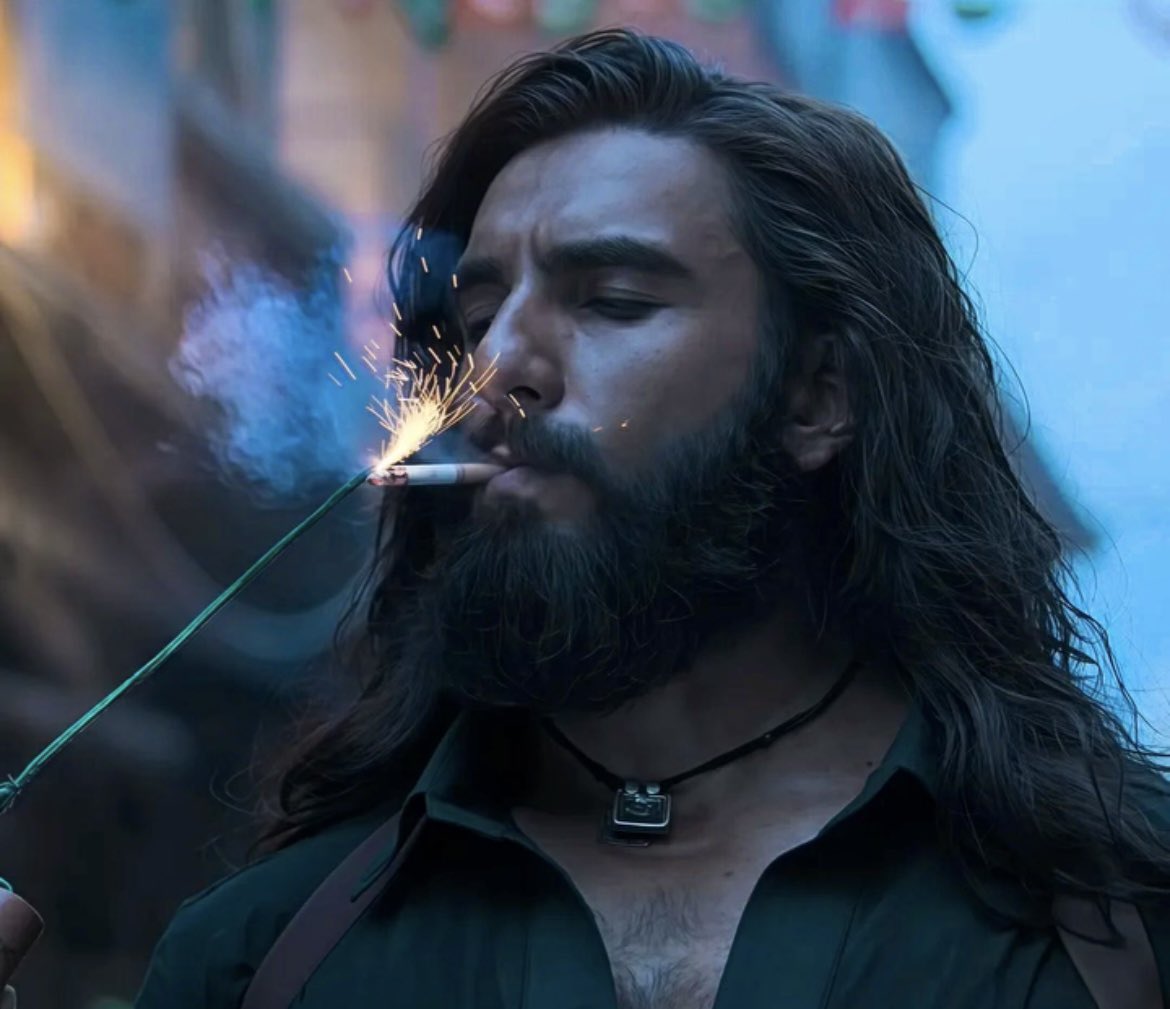 ashthetics08's tweet image. A decade of stanning &amp;amp;he keeps surprising with his performance when given the right script 🫡 Outdone urself with #Dhurandhar. Expressive eyes, the aura, the magnetic screen presence this is where you belong &amp;amp; what makes the fans happiest 🔥💥👑  @RanveerOfficial Enamoured 🙌